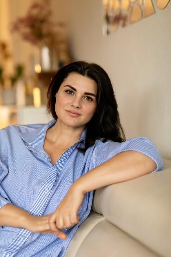 Porträt von Tatiana Obrc in blauer Bluse in ihrer Praxis